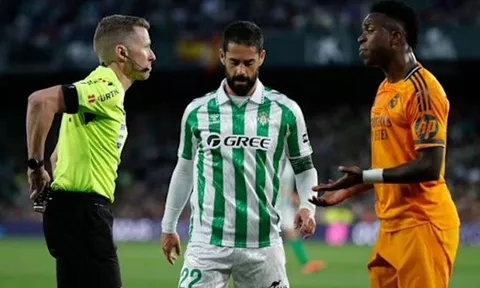 Vinicius phản ứng gay gắt sau thẻ vàng trước Betis