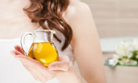 Công thức dầu ô liu & trứng cứu cánh mái tóc khô gãy, hư tổn quanh năm