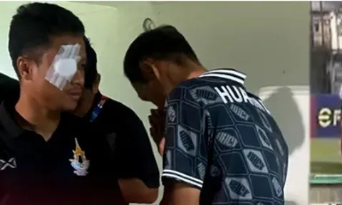 Quá phẫn nộ! Cầu thủ Thái Lan đánh trọng tài, đấm đối thủ hỏng mắt