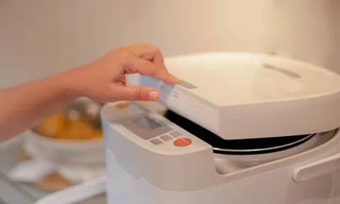 Trong nồi cơm điện có một nút nhỏ quan trọng, biết cách mở ra giảm 1 nửa tiền điện