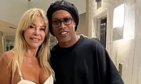 Người mẫu gợi cảm giúp Ronaldinho tránh thị phi