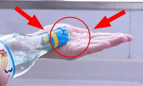 Đổ giấm trắng vào lòng bàn tay xoa đều: 5 công dụng tuyệt vời ai cũng thích