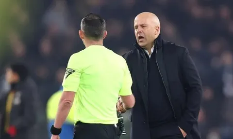 Liverpool có thể bị trừ điểm sau hành vi quá khích của Arne Slot