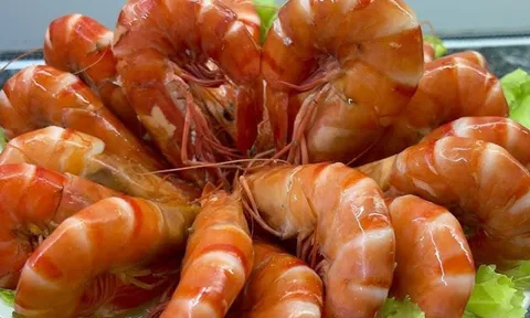 Thả nắm lá này vào nồi để luộc tôm: 10 con ngon ngọt cả 10, đỏ au, không còn mùi tanh