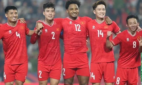 HLV Kim Sang-sik giải bài toán hàng công khi thiếu Xuân Son