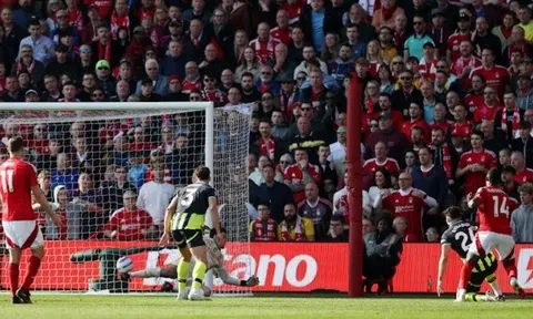 Ederson hoàn toàn bó tay, Man City bị Forest chọc thủng lưới