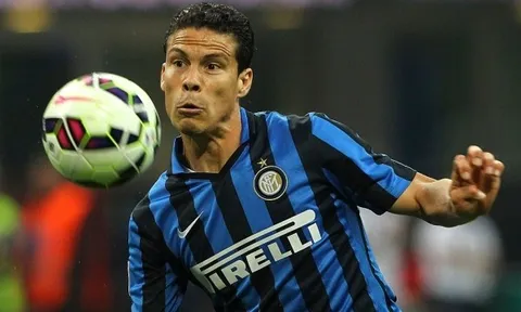 Xúc phạm trọng tài, cựu sao Inter Milan bị cấm thi đấu 8 trận