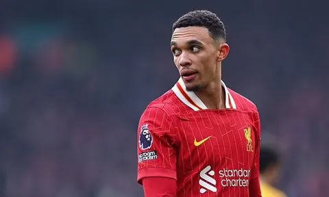 Alexander-Arnold tiết lộ sự thật về Slot sau hiệp 1 dở tệ của Liverpool