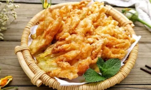 Hoa bí đừng chỉ để xào, thả trong chảo dầu nóng để có món ăn chơi lạ miệng, ai thử cũng thích