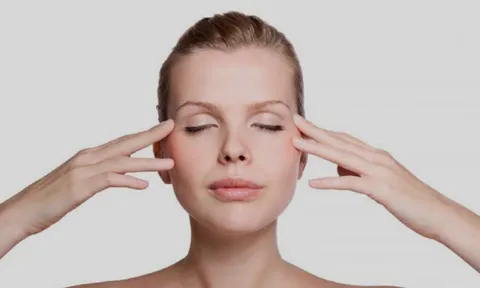 7 bài massage cơ bản giúp kéo căng và làm mờ các nếp nhăn, giảm tình trạng da chảy xệ