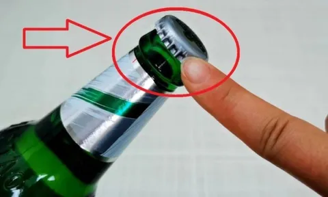 Nắp chai bia có một điểm dễ tìm, nhấn vào là mở nắp ngay, không cần dụng cụ phức tạp