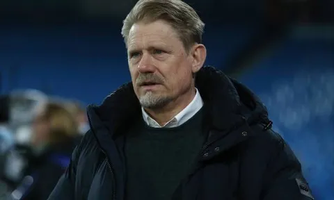 "Người hùng" của Arsenal gây choáng cho Peter Schmeichel