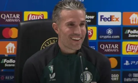 Quyết định giống nhau đến kỳ lạ của Van Persie và Inzaghi