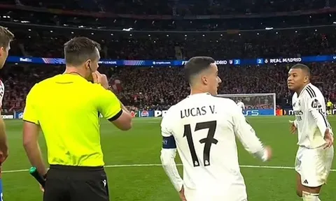 Mbappe mách lẻo với trọng tài khi Alvarez chạm bóng 2 lần