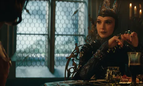 Một Evil Queen khác biệt trong live action "Nàng Bạch Tuyết"