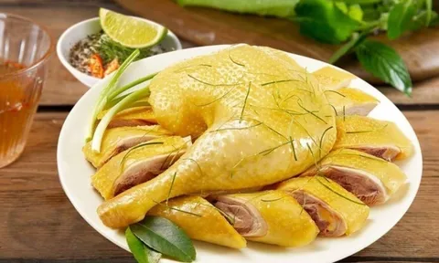 Thịt gà chớ luộc với muối và nước lã: Làm theo cách này, gà vàng da, ngọt thịt lại thơm nức