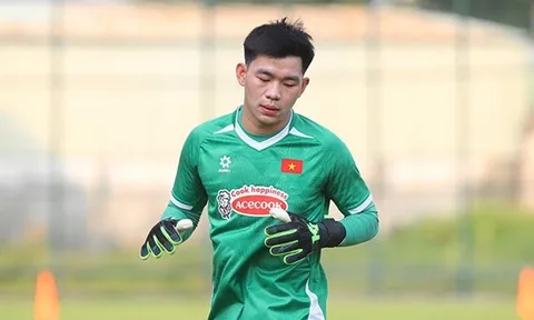 Cờ đến tay thủ môn Trần Trung Kiên