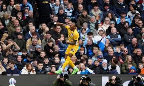 'Cú đá phạt quá đẳng cấp! Thủ môn Man City chỉ biết chôn chân'
