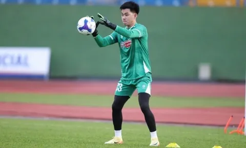 HLV Kim Sang Sik tìm ra thủ môn chất lượng thay Đình Triệu