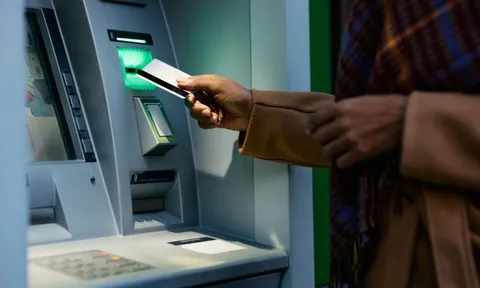 Kể từ nay, rút tiền tại máy ATM có 2 thay đổi lớn: Người dân cần biết để không bị ngừng giao dịch