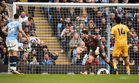 Để đối phương lập siêu phẩm, thủ môn Man City bị chỉ trích nặng nề