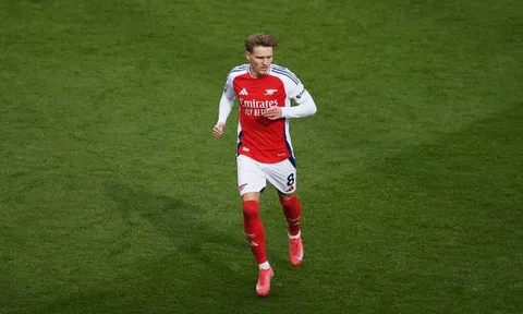 Odegaard chính thức đi vào lịch sử Arsenal