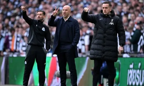 Frank Leboeuf chỉ trích Arne Slot vì sai lầm khiến Liverpool thua Newcastle