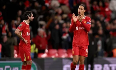 Hành động đẳng cấp của Van Dijk sau trận thua Newcastle