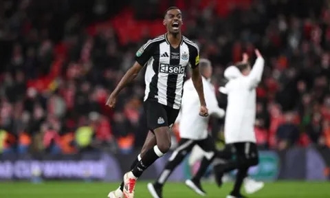 Liverpool 1-2 Newcastle: Ứng biến thông minh; Giải hạn 70 năm
