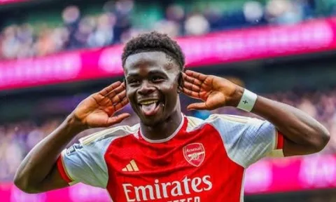 NÓNG! Arsenal đàm phán gia hạn với Saka