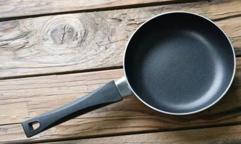 Chảo mất hết lớp chống dính cũng đừng vứt đi, có cách tuyệt hay để phục hồi trong "nháy mắt"