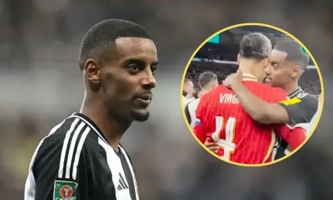Khoảnh khắc gây bão của Isak với Van Dijk làm dậy sóng Liverpool