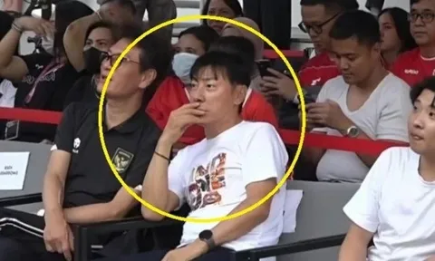 HLV Shin Tae-yong chăm chú theo dõi Indonesa thua thảm