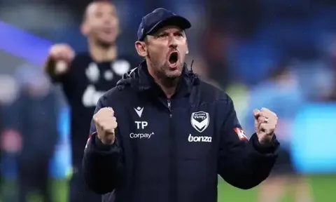 Hủy hoại ngày ra mắt Indonesia của Kluivert, HLV Australia phấn khởi