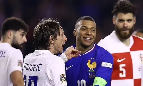 Phản ứng của Modric khi thấy Mbappe ăn vạ