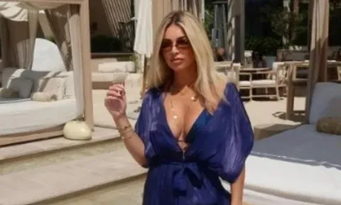 Bạn gái McTominay diện bikini, khoe vòng 1 nổi bật