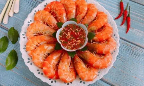 Luộc tôm với lá này lên màu cực đẹp, thịt đỏ au, dai lại không tanh