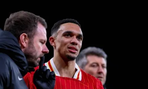 Trent Alexander-Arnold nói không với Liverpool