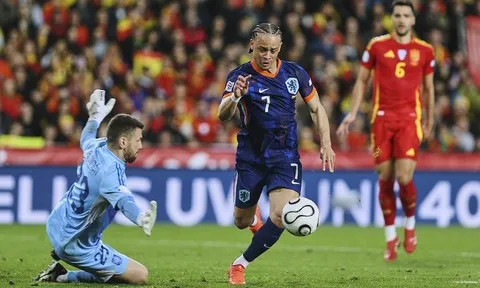 Nhìn Xavi Simons thi đấu, M.U càng thêm khó xử