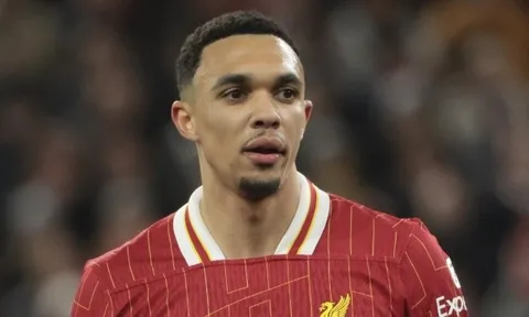 Carragher: Arnold có thể ở lại Liverpool thêm 7, 8 năm nữa