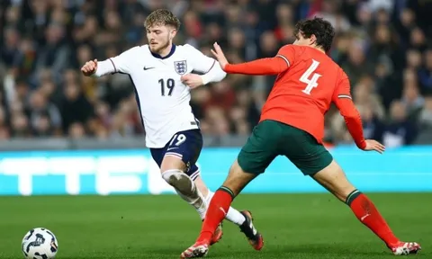 Arne Slot sẵn sàng bán cầu thủ yêu thích của Klopp