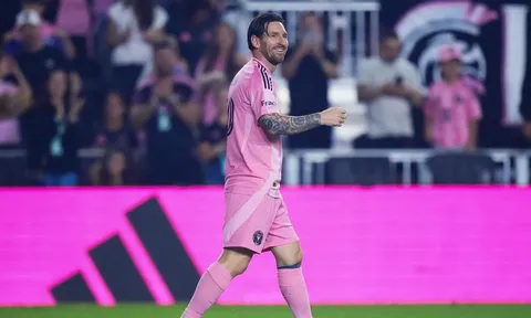 Messi ghi bàn bằng chân phải, Miami vươn lên ngôi đầu