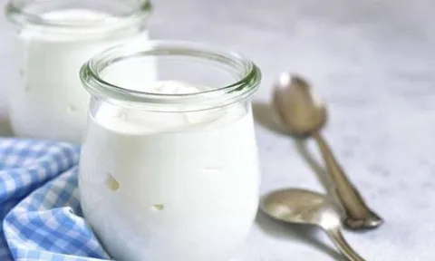Nên uống sữa chua buổi sáng hay buổi tối? Sự khác biệt bất ngờ bạn cần biết