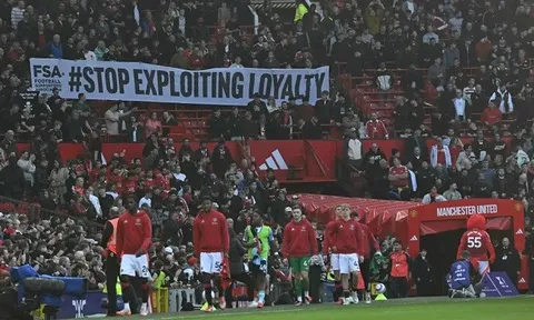 CĐV quá quyết liệt, M.U phải giảm giá vé trận derby Manchester