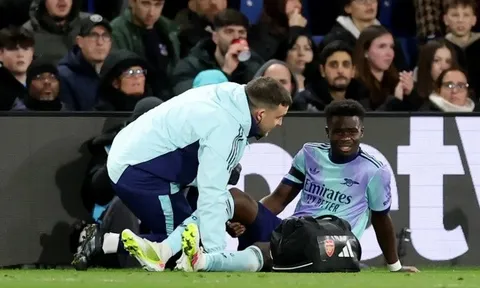 Saka ngã xuống giúp Arsenal tỉnh giấc