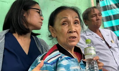 Người mẹ mất con trong vụ cháy nhà ở quận 8 đau đớn gục ngã: “Người thân của tôi mất hết rồi…”