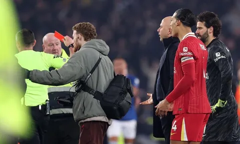 Liverpool vs Everton: Arne Slot thức thời; 'Doping' cho chuỗi 9 bất bại