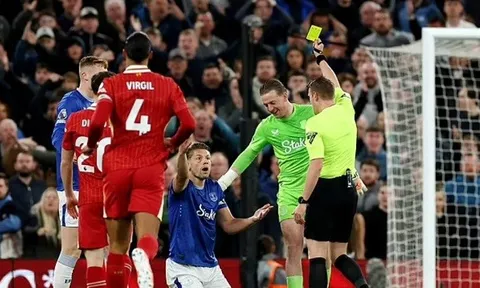 Carragher nổi điên: VAR tha thứ cho Tarkowski quá dễ