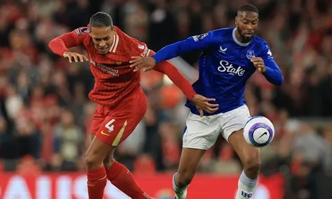 "Liverpool như gà mắc tóc, Van Dijk thì lạc lõng"