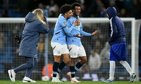Pep Guardiola gửi thông điệp rõ ràng sau khi Oscar Bobb tái xuất